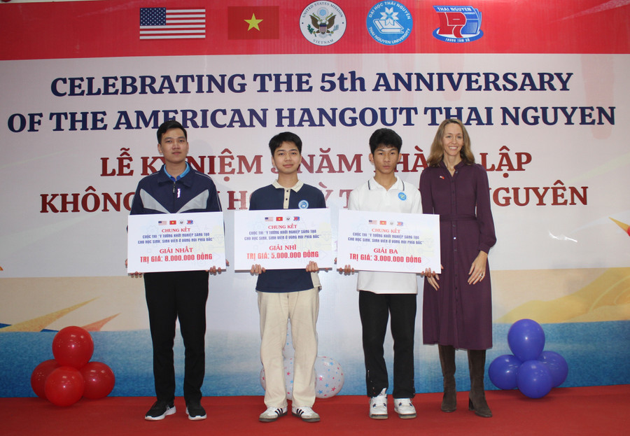 Bà Courtney Beale, Phó Đại sứ Hoa Kỳ tại Việt Nam trao thưởng cho sinh viên đoạt giải Cuộc thi Ý tưởng khởi nghiệp sáng tạo cho HSSV vùng núi phía Bắc. 5.jpg