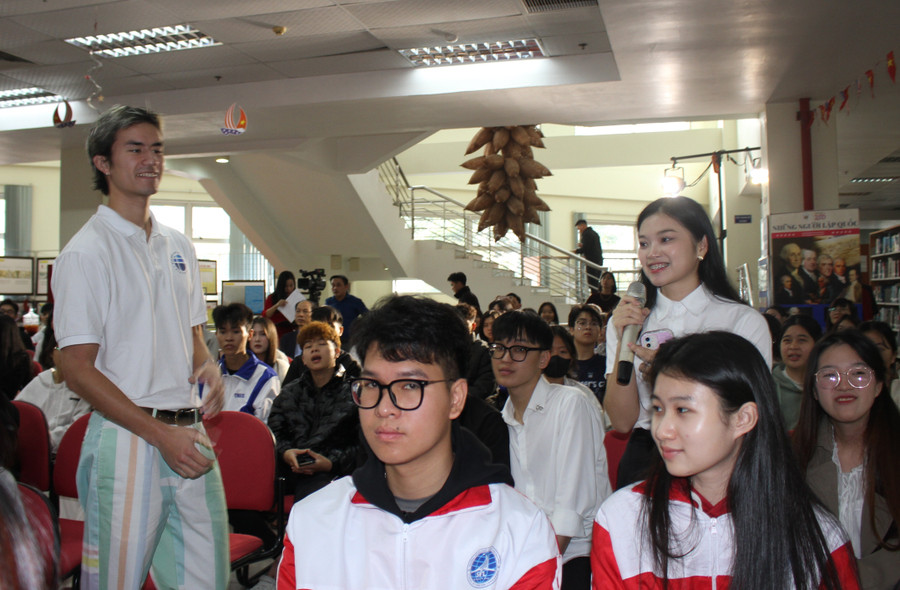 Sinh viên ĐH Thái Nguyên tham gia giao lưu tại chương trình. 4.jpg