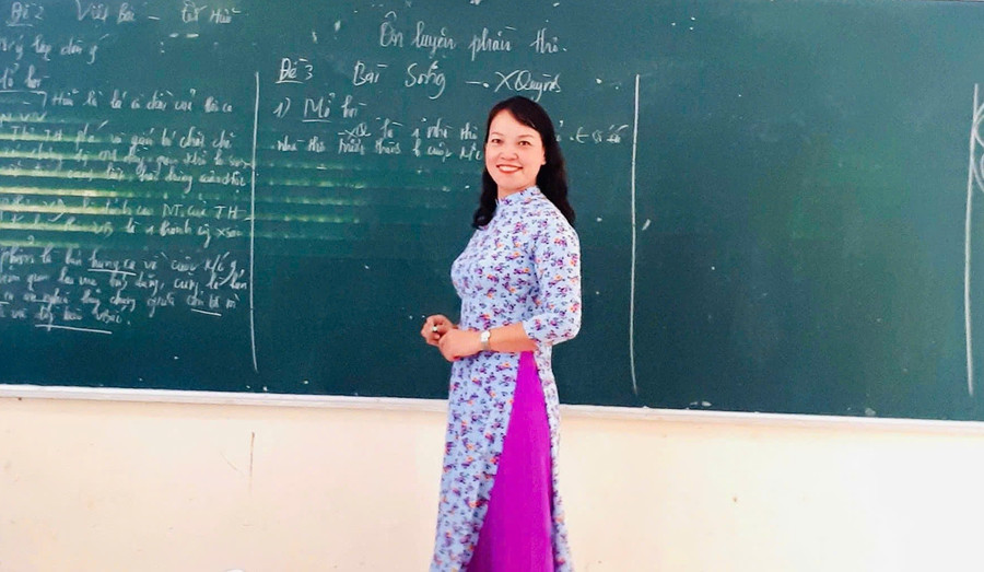 Sau nhiều năm giữ hạng, cô Trần Thị Thanh Nga, giáo viên Trường THPT Nghèn (xã Can Lộc, Hà Tĩnh), đã làm hồ sơ đề xuất xét từ giáo viên hạng III lên hạng II. dap-ung-mong-moi-cua-nha-giao-2.jpg