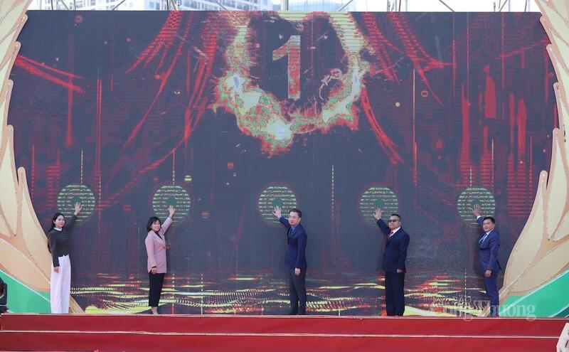 Các đại biểu thực hiện nghi thức khai mạc triển lãm