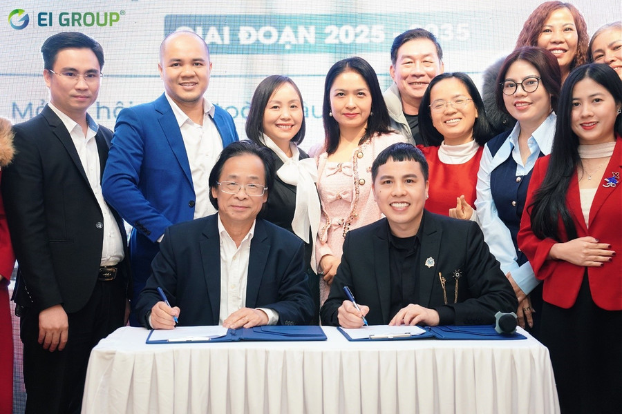 Ông Đinh Khắc Tuấn (phải) - Chủ tịch Tập đoàn EI và PGS.TS Nguyễn Lân Trung - Chủ tịch Hội Ngôn ngữ học Việt Nam ký kết thỏa thuận. 1.jpg