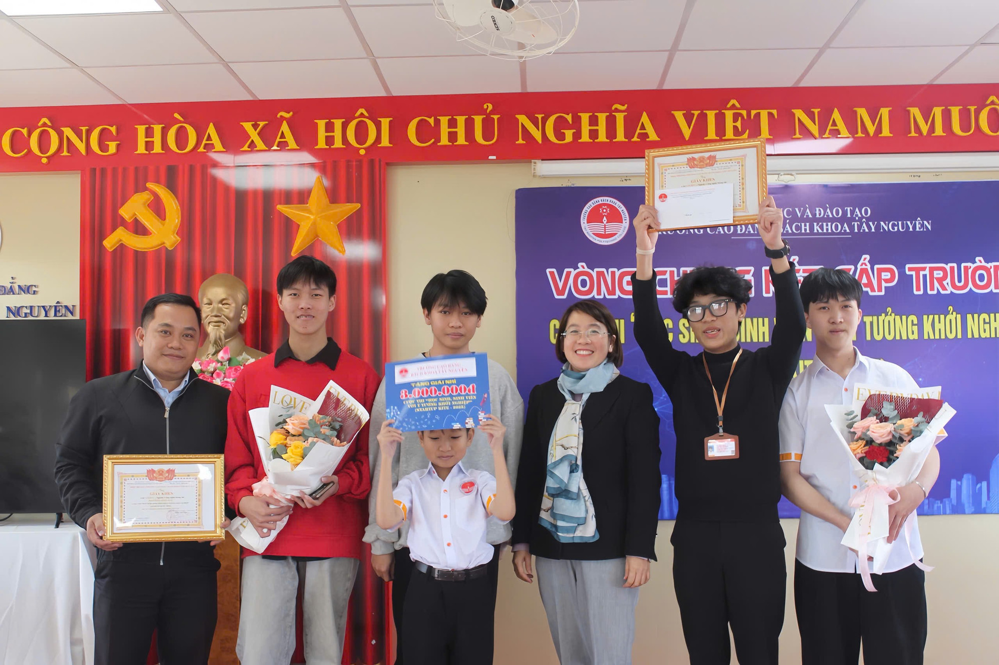 Ban tổ chức vinh danh các dự án khởi nghiệp có tính thực tiễn cao tại Chung kết Startup Kite 2025.