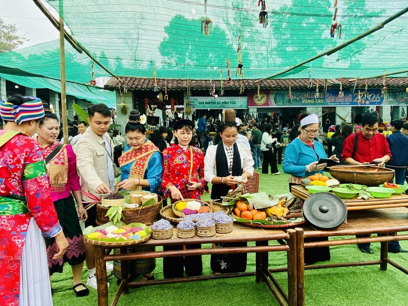 Ẩm thực dân tộc phía Bắc được giới thiệu tại chợ phiên. Ảnh: Thu Lê