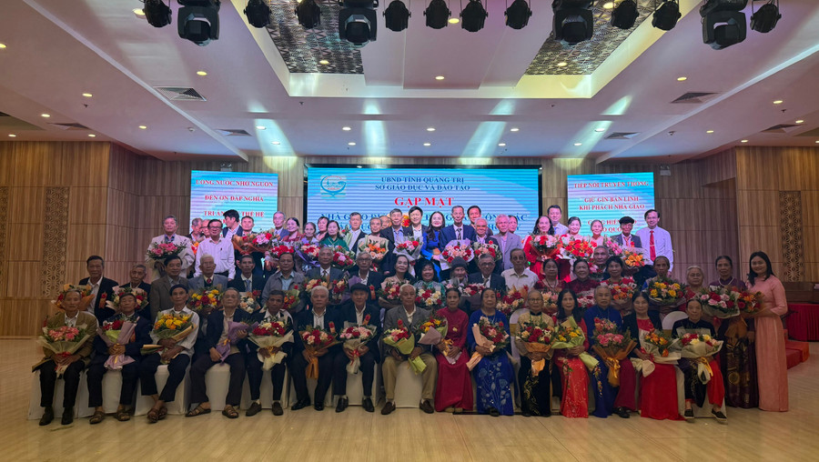 Các nhà giáo đi B nhận bằng vinh danh của Bộ GD&ĐT. 1.jpg