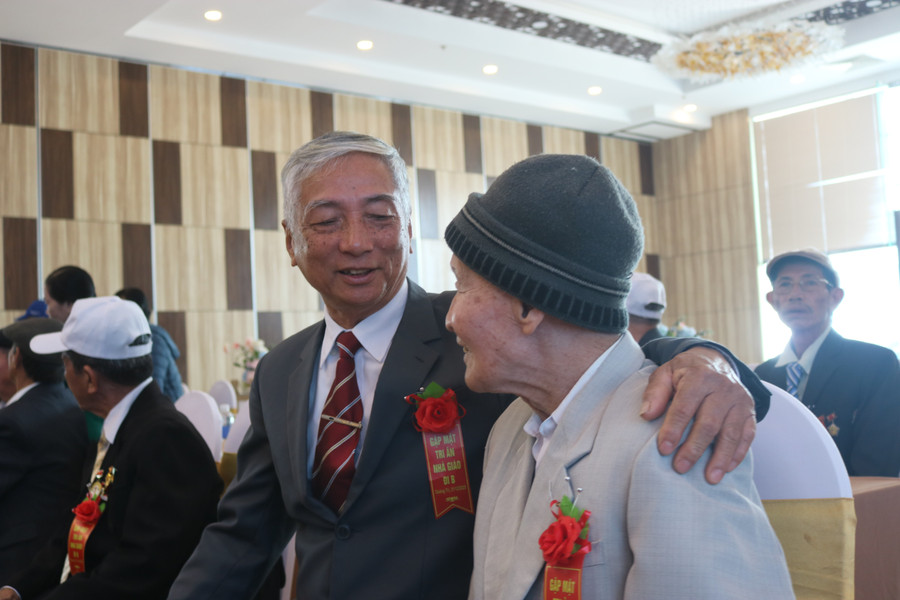 Nụ cười rạng rỡ của các thầy “đi B” trong ngày gặp lại. 3-4804.jpg