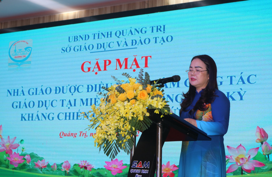 Giám đốc Sở GD&ĐT Quảng Trị bày tỏ tri ân các thầy cô “đi B” trong buổi gặp mặt. 4.jpg