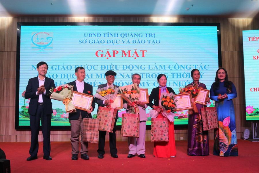 Những nhà giáo gặp mặt, ôn lại kỷ niệm không thể nào quên về một thời “đi B” Quảng Trị. 5.jpg