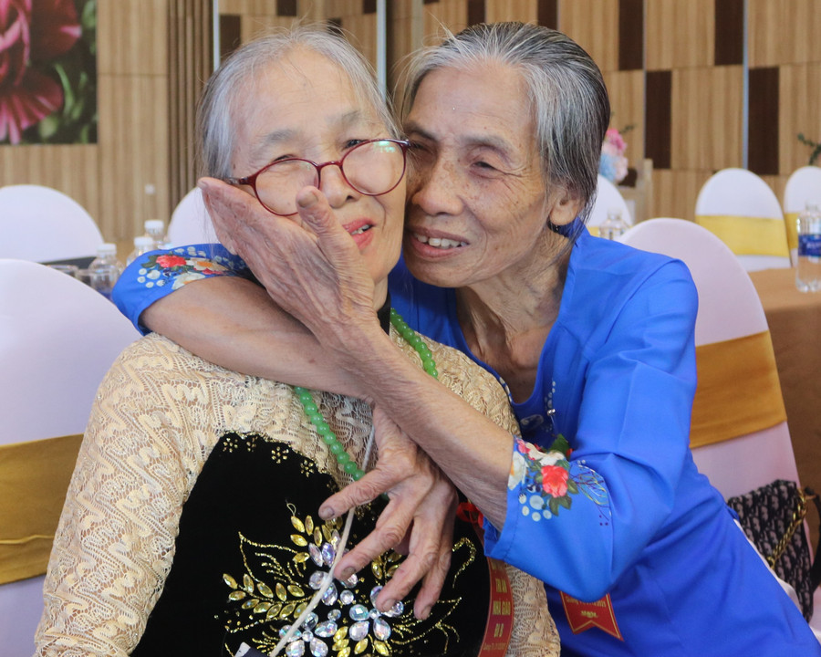 Các thầy cô “đi B” xúc động gặp lại đồng nghiệp.