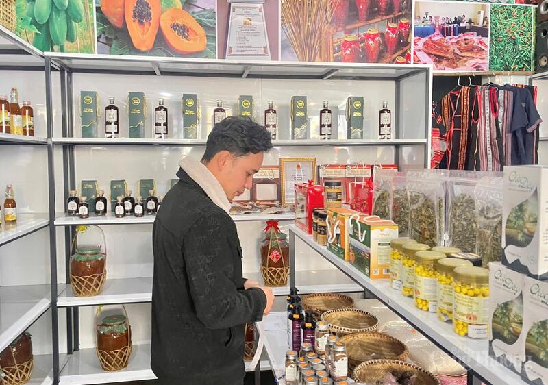 Đại biểu tìm hiểu các sản phẩm được trưng bày, giới thiệu tại điểm thương mại.