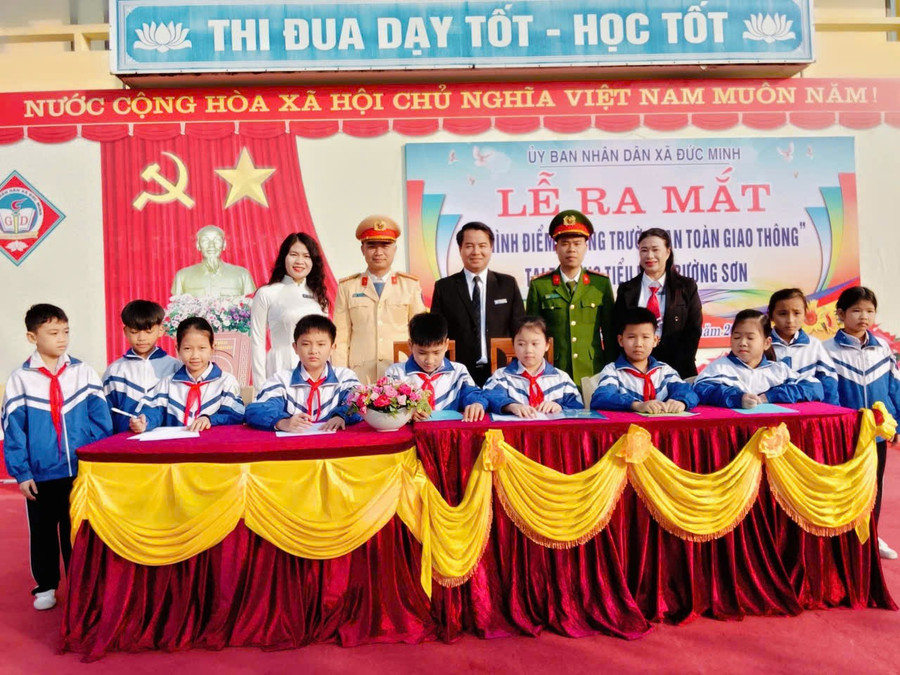 Học sinh Trường Tiểu học Trường Sơn ký giao ước thực hiện mô hình Công trường an toàn giao thông.