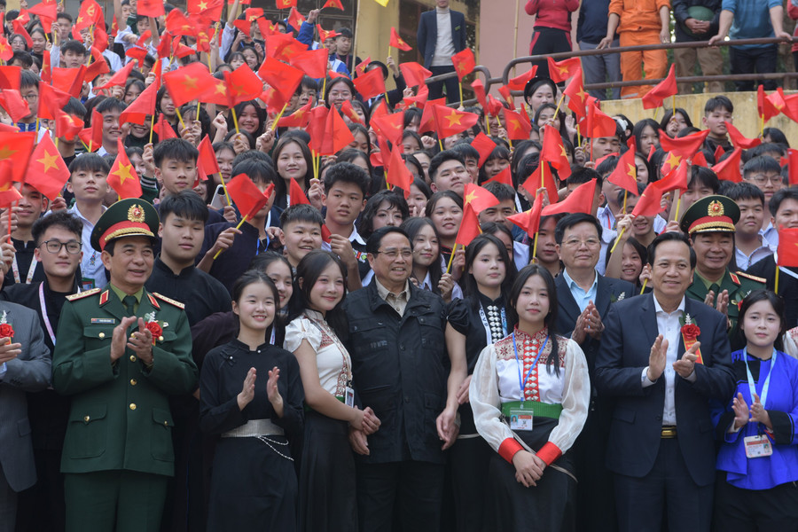 Thủ tướng Phạm Minh Chính cùng các đại biểu và học sinh Trường PT Vùng Cao Việt Bắc. htp-7748.jpg