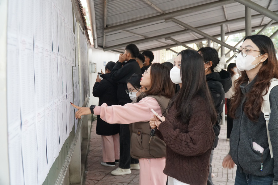 Thí sinh dự thi vòng 2 tuyển dụng viên chức tỉnh Nghệ An. Ảnh: Hồ Lài