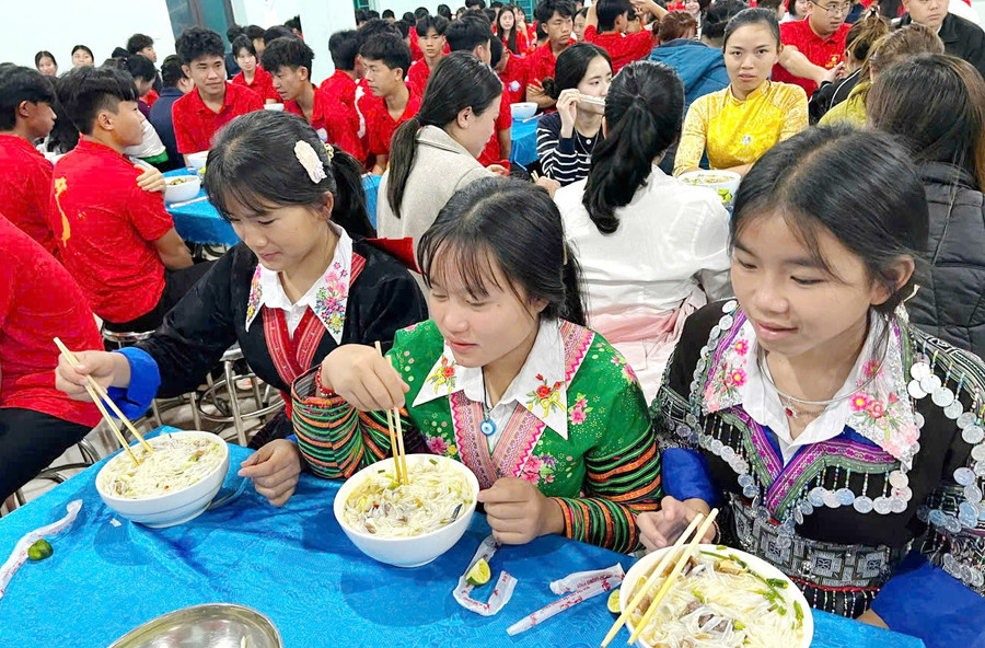 420 bát phở yêu thương được gửi đến học sinh và thầy, cô giáo của Trường Phổ thông Dân tộc nội trú THPT Nà Hỳ. phoyeuthuongjpg1.jpg