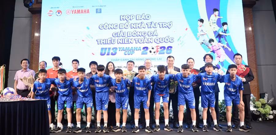 Ban tổ chức, đại biểu và các cầu thủ nhí tham dự giải chụp ảnh lưu niệm.