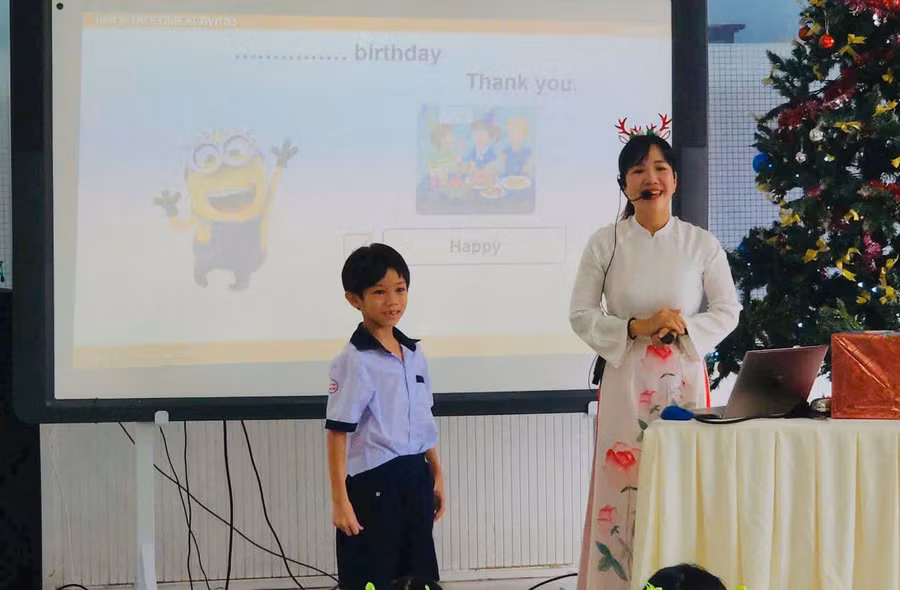 Giờ học tiếng Anh của học sinh Trường tiểu học Đặng Trần Côn (phường Vĩnh Hội, TPHCM).