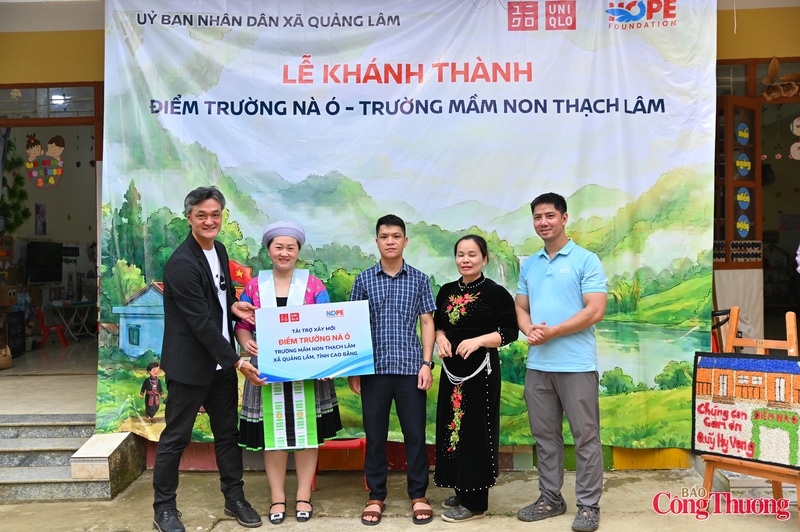 Giữa tháng 5 vừa qua, niềm vui đã đến với thầy cô, phụ huynh và các em nhỏ nơi đây khi UNIQLO Việt Nam phối hợp cùng Quỹ Hy vọng khánh thành các lớp học và công trình phụ trợ mới tại điểm trường.