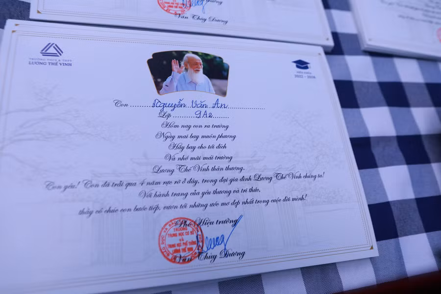 Một tấm thiệp đặc biệt của nhà trường dành tặng 314 học sinh lớp 9 của Trường Lương Thế Vinh, cơ sở Cầu Giấy trong lễ bế giảng. l12.jpg