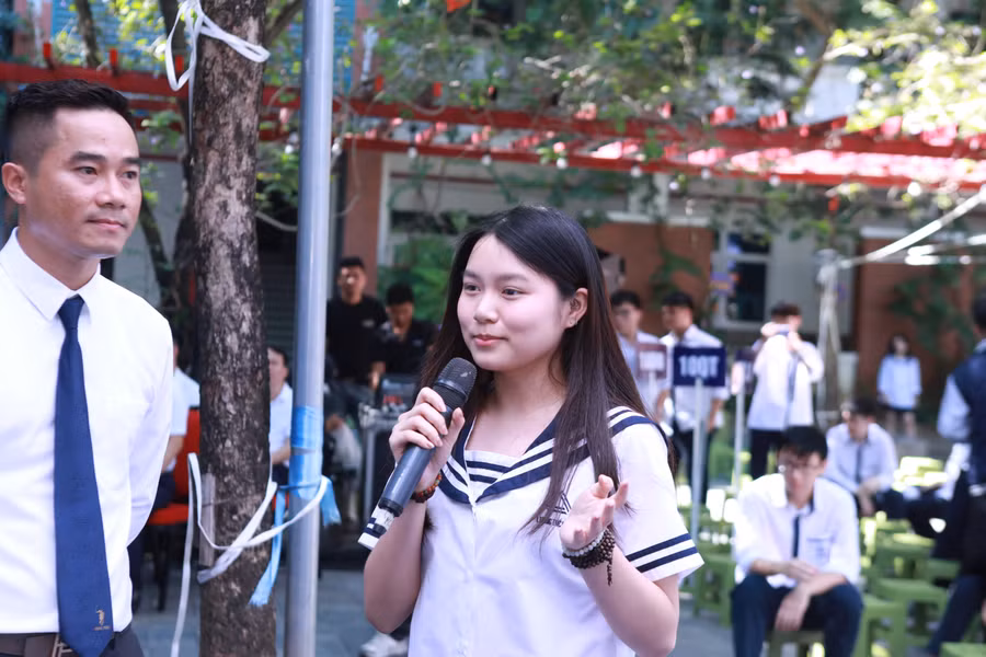 Đại diện các anh chị lớp 12 nhắn gửi lời yêu thương và động viên tinh thần cho các em lớp 9 chuẩn bị thi vào lớp 10 năm nay. l3.jpg