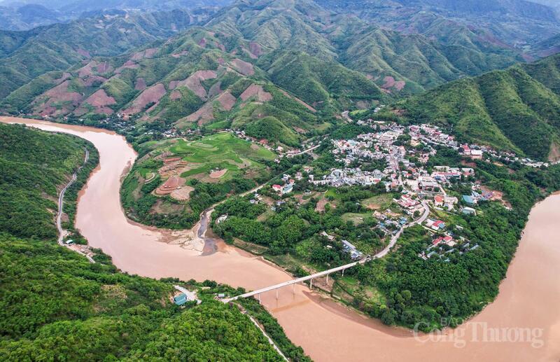 Mường Lát có địa hình hiểm trở, đi lại còn gặp nhiều khó khăn nên việc ứng dụng công nghệ số giúp lực lượng kiểm lâm chủ động hơn trong kiểm tra, giám sát các khu vực rừng trọng điểm. Ảnh: Ngô Nhung