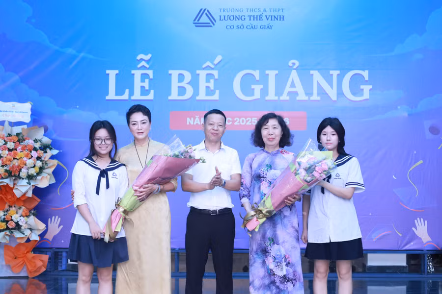Đại diện phụ huynh nhà trường gửi tặng bó hoa tri ân các thầy cô trong năm học vừa qua. l14.jpg