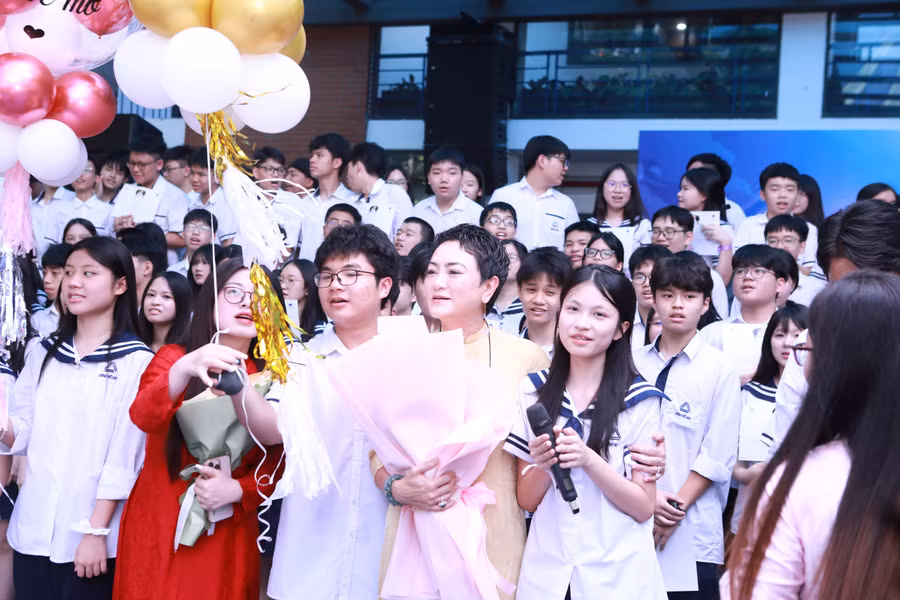 Cô trò cùng hát vang bài hát truyền thống của Trường Lương Thế Vinh. l5.jpg