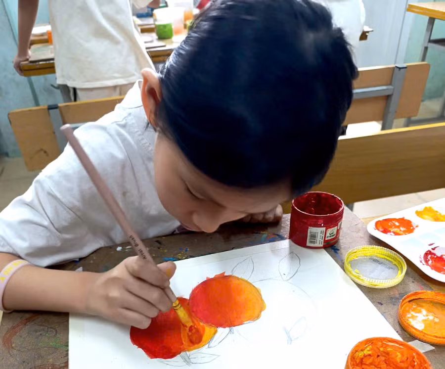 Các em thoả sức sáng tạo qua từng nét vẽ, gam màu. z7966673317798-bba5ed7b0e1cb7e25444cb3010a3b2fc.jpg