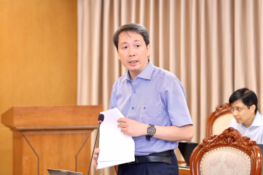 Ông Phạm Quang Hưng - Cục trưởng Cục Khoa học, Công nghệ và Thông tin báo cáo tại cuộc họp. hop-bcd1.jpg