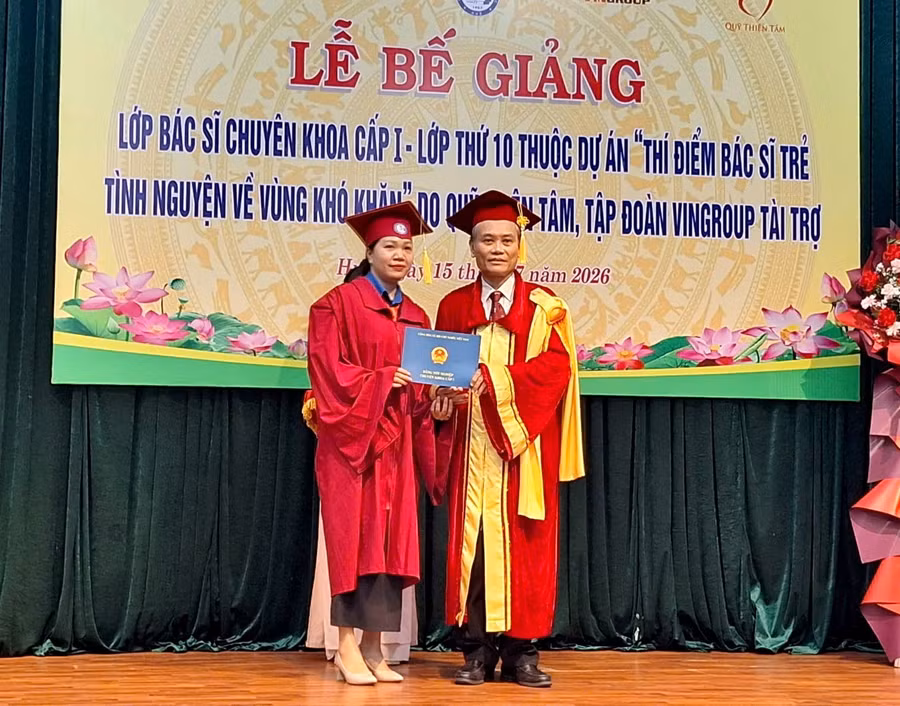 PGS.TS Hoàng Bùi Bảo, Phó Hiệu trưởng Trường ĐH Y Dược Huế trao bằng tốt nghiệp Chuyên khoa cấp I cho các bác sĩ trẻ tình nguyện về vùng khó khăn. z8044136253513-7a5fb6a39ee692475565f22f5a59e62a.jpg