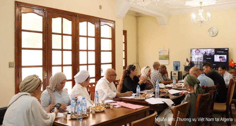 Các doanh nghiệp Việt Nam tại Algeria tham gia hội nghị giao thương trực tiếp và trực tuyến. Ảnh: Thương vụ Việt Nam tại Algeria