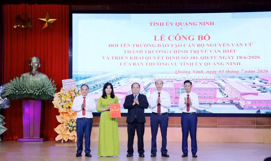 Đồng chí Quản Minh Cường, Ủy viên Trung ương Đảng, Bí thư Tỉnh ủy, Trưởng Đoàn ĐBQH tỉnh, trao Quyết định cho Ban Giám hiệu Trường Chính trị Vũ Văn Hiếu.
