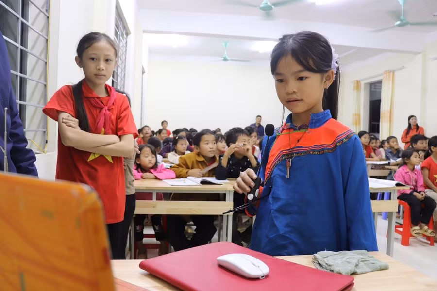 Học sinh Trường PTDTBT Tiểu học Lản Nhì Thàng tham gia học tiếng Anh trực tuyến. lan-nhi-thang.jpg