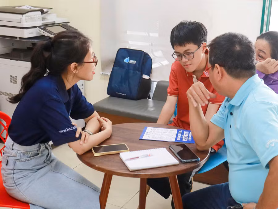 Sinh viên đến làm thủ tục nhập học tại Trường Cao đẳng nghề Hoa Sen.