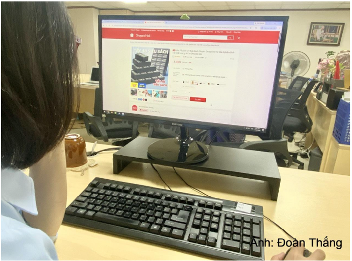 Phụ huynh mua sắm cho con trên sàn thương mại điện tử