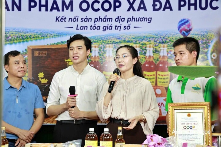 Bà Đỗ Thu Nga, Chủ tịch UBND xã Đa Phúc (TP. Hà Nội) trực tiếp đứng livestream quảng bá, hỗ trợ người dân tiêu thụ sản phẩm địa phương. Ảnh: Kim Ngọc