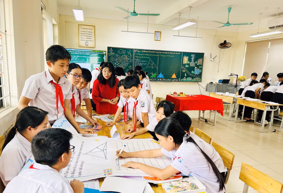 Cô trò Trường THCS Dương Hòa 1, xã Dương Hòa, Hà Nội trong giờ Toán. Ảnh: Đình Tuệ.