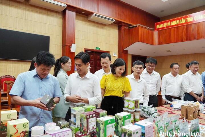 Phó Chủ tịch UBND tỉnh Quảng Trị Lê Văn Bảo thăm gia hàng trưng bày các sản phẩm được UBND tỉnh công nhận đạt chuẩn OCOP năm 2025