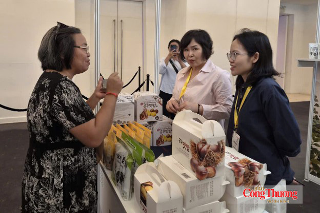 Khách tham quan tìm hiểu các sản phẩm của Hàn Quốc tại triển lãm.