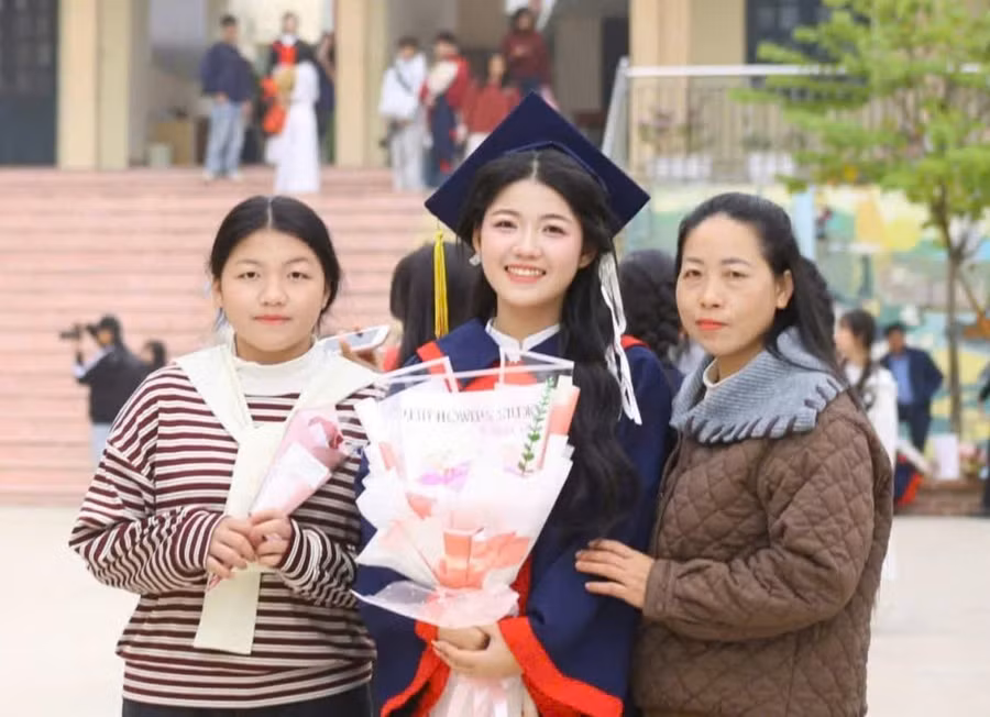 Và Thị Mai Thu cùng mẹ và em gái. Ảnh NVCC. thu-1.jpg