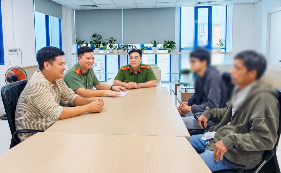 Gia đình em học sinh chủ động liên hệ cơ quan Công an để phối hợp trao trả lại tài sản cho anh Thanh (bìa trái). Ảnh: Công an Cần Thơ.