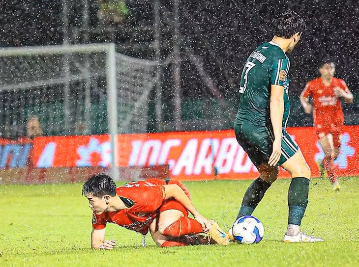 Trung vệ Huỳnh Tấn Sinh đứng trước nguy cơ bị phạt nguội khi liên tiếp đá vào chân tiền đạo Nguyễn Đình Bắc trong trận CLB Đồng Nai gặp CLB Công an Hà Nội. Ảnh: CLB Công an Hà Nội. tan-sinh.jpg
