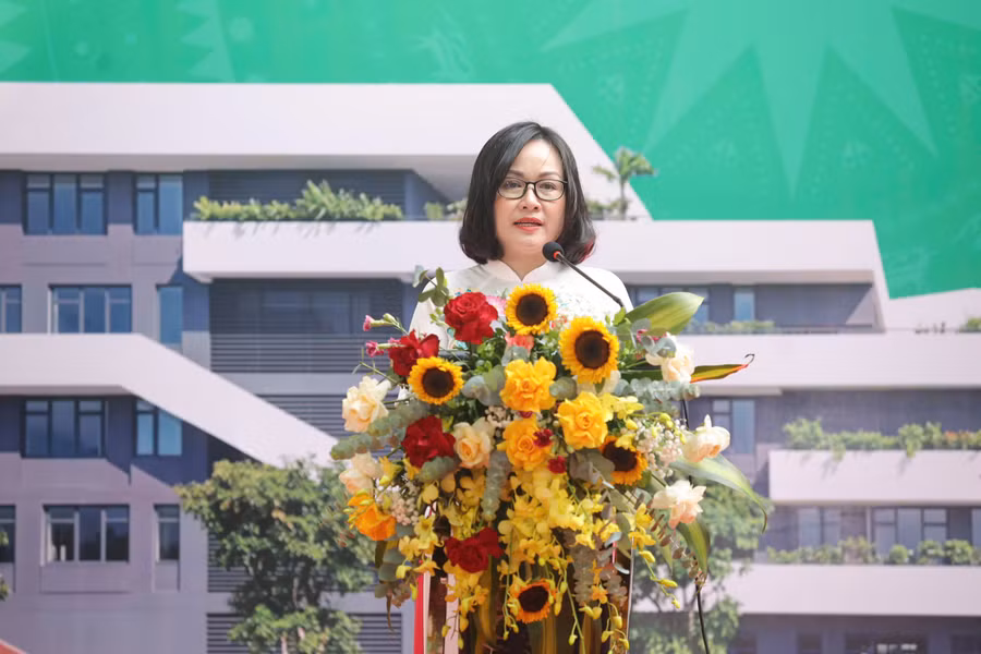 Bà Lê Thị Kim Huệ - Phó Bí thư Đảng ủy, Chủ tịch Ủy ban nhân dân phường Kim Liên phát biểu tại buổi lễ. 2.jpg