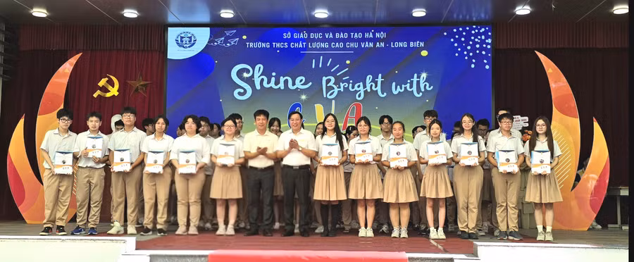 Ông Nguyễn Anh Tuấn (thứ 8 từ phải sang) – Hiệu trưởng Trường THCS Chu Văn An cùng học trò. Ảnh NTCC. chu-van-an.png