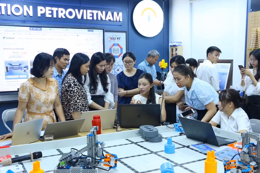 Chuyên gia hướng dẫn giáo viên thực hành ứng dụng trí tuệ nhân tạo, IoT, thực tế ảo vào giảng dạy.