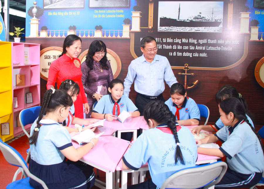 Lãnh đạo Đảng uỷ phường Phú Thọ tham quan