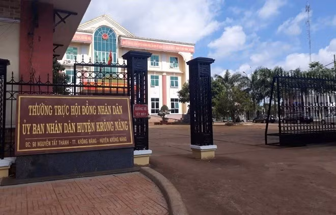 Trụ sở UBND huyện Krông Năng cũ. a2-daklak-cham-tuy-dung-dac-cach-gv-chat-vat-muu-sinh.png