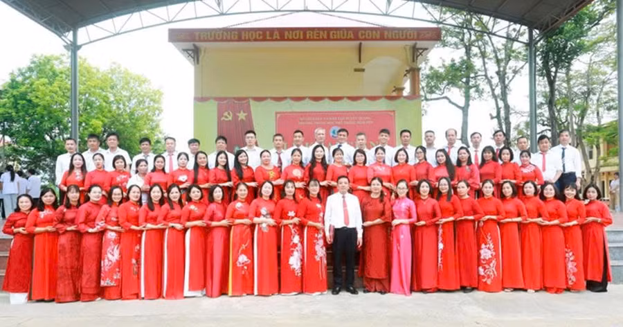 Tập thể cán bộ, giáo viên, nhân viên nhà trường.