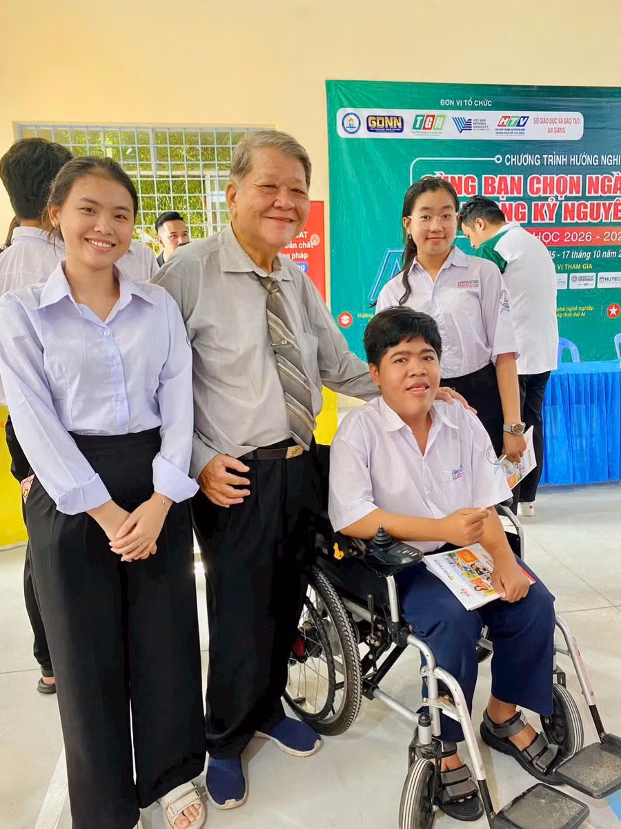 Ông Trần Anh Tuấn với học sinh tỉnh An Giang. 1791335753715-266176155068175012-g861937958123331043-bcb54b52f67560338293632cf59f42aa.jpg