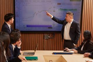 VN-Index giằng co dưới vùng cản, kỳ vọng nâng hạng tiếp tục nâng đệm tâm lý