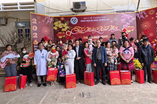 Hàng trăm suất quà Tết đến với trẻ mầm non, bệnh nhân nghèo vùng biên Thanh Hóa