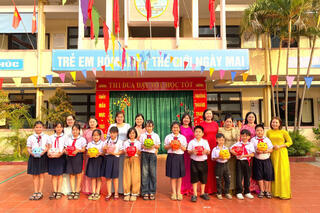 Học sinh ở Quảng Trị dành tiền 'lì xì' Tết nuôi heo đất để giúp bạn nghèo